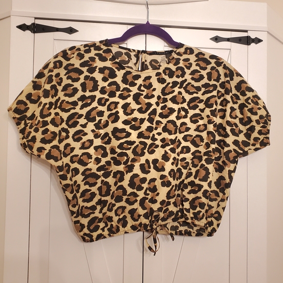 T Tahari Tops - T Tahari Puff Sleeve Leopard Tie Hem Crop Top. NWT. Size X- Small